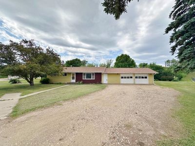 121 2nd St W, Carpio, ND, 58725