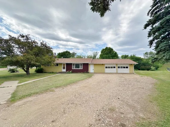 121 2nd St W, Carpio, ND 58725