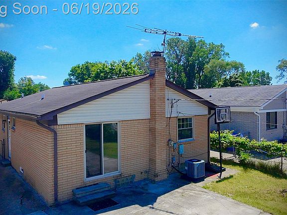 5th image of 27087 Alden St