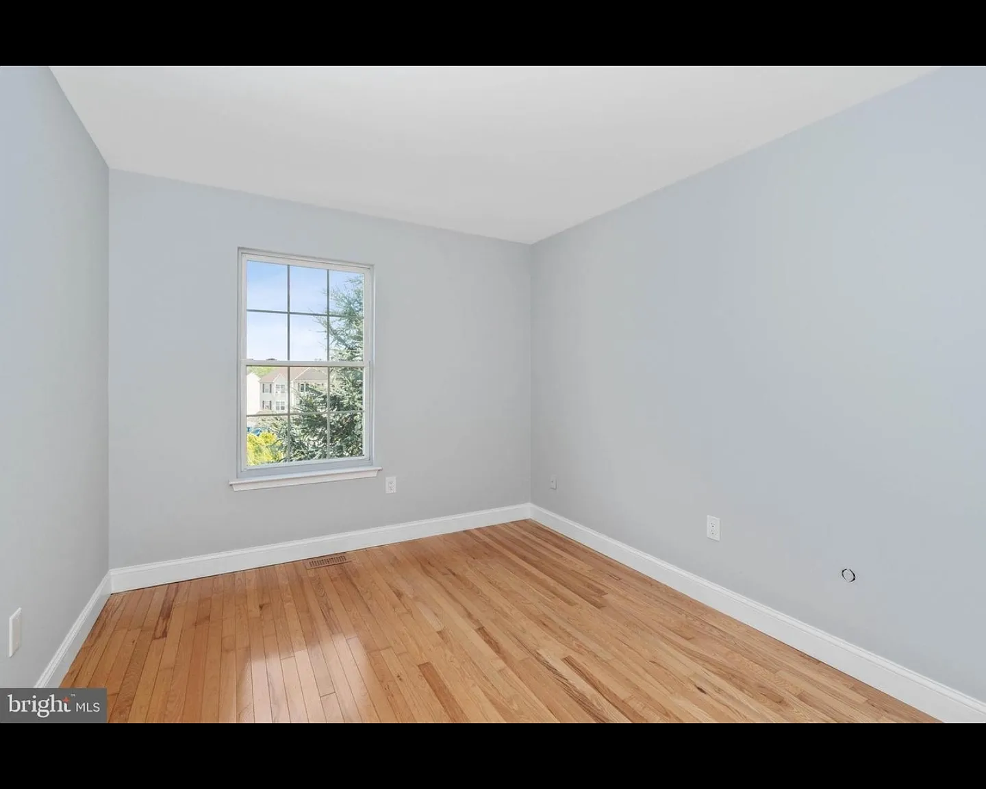 3 bed, 1975 sqft, $2,800 — Photo 2