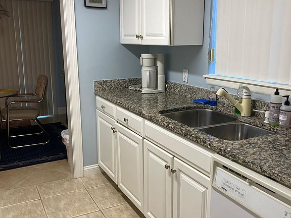 Fully equipped galley kitchen with full size apliances