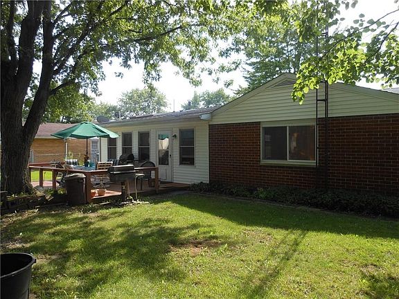 3rd image of 736 Marilyn Dr