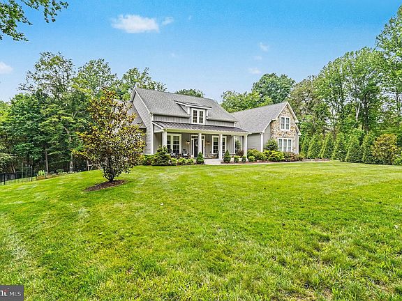 3rd image of 920 Fenario Cir