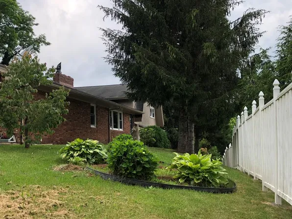 96 Fincastle Ln, Bluefield, VA 24605