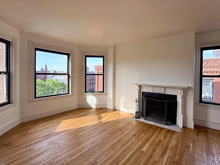 16 Davis Ave #10 — Photo 1