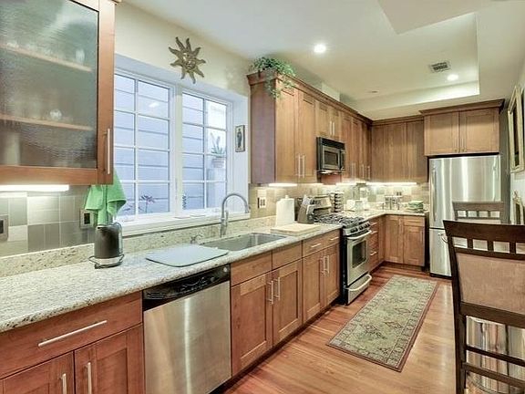 4th image of 246B Waller St