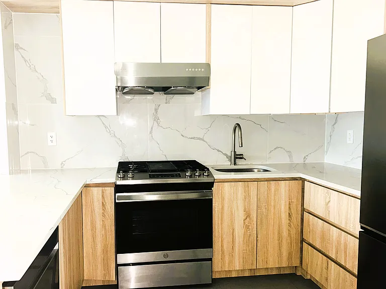 116-09 Grosvenor Ln #8O — Photo 2