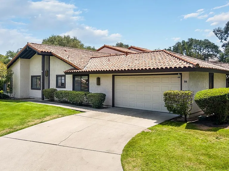 18 Stanford Cir — Photo 2
