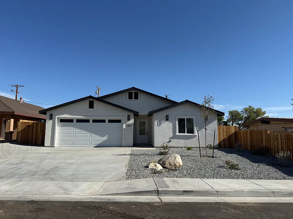932 W Burns