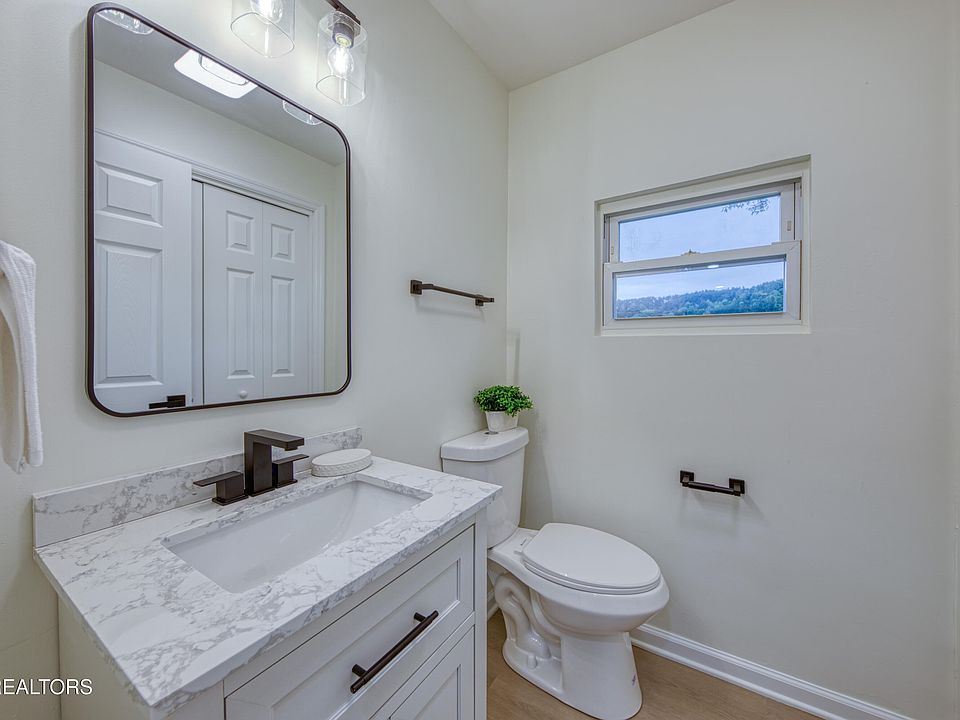 1st image of 2904 Greenway Dr