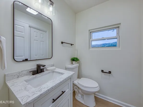 2904 Greenway Dr, Knoxville, TN 37918