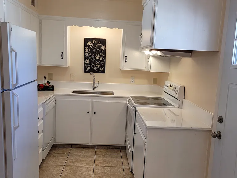 2402 W Hayward Ave #2 — Photo 3