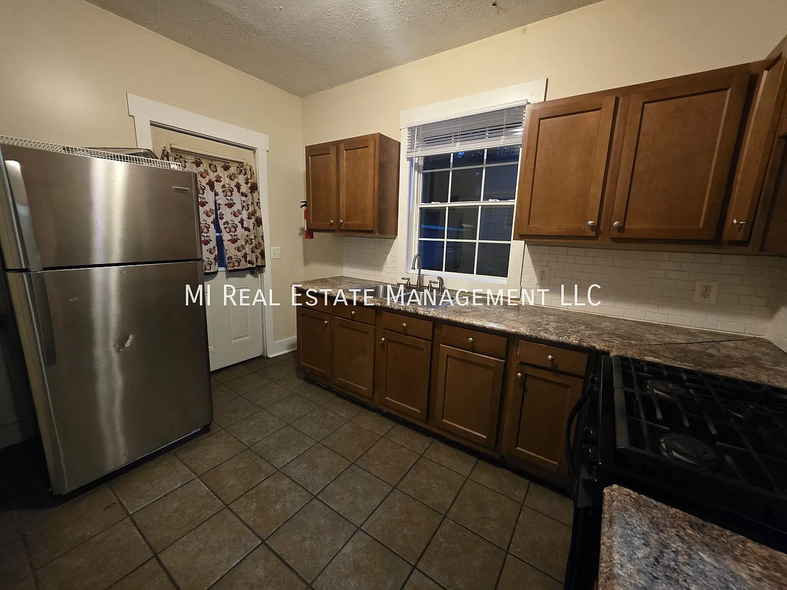 3 bed, 1.0 bath, 1100 sqft, $1,550 — Photo 3