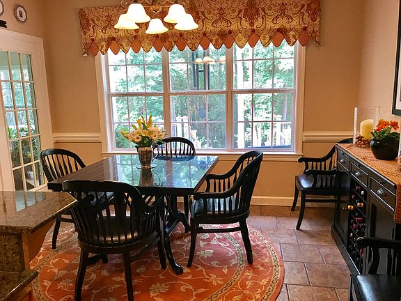 Eat-in area beside kitchen