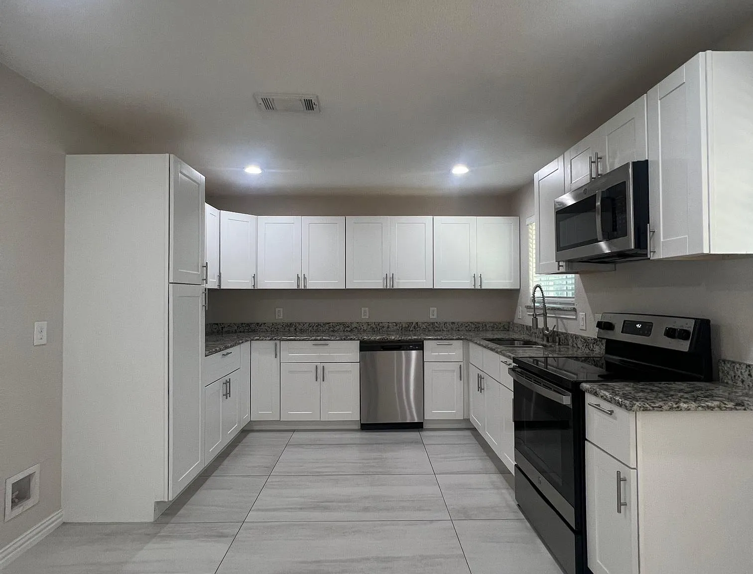 3 bed, 1350 sqft, $2,200 — Photo 2