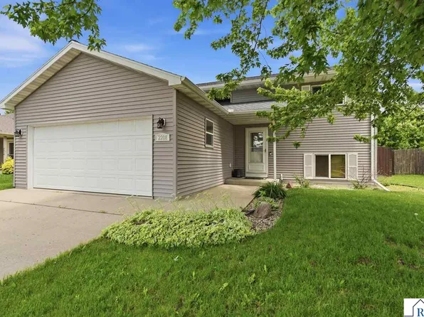 2208 Fairbanks Dr, North Mankato, MN 56003