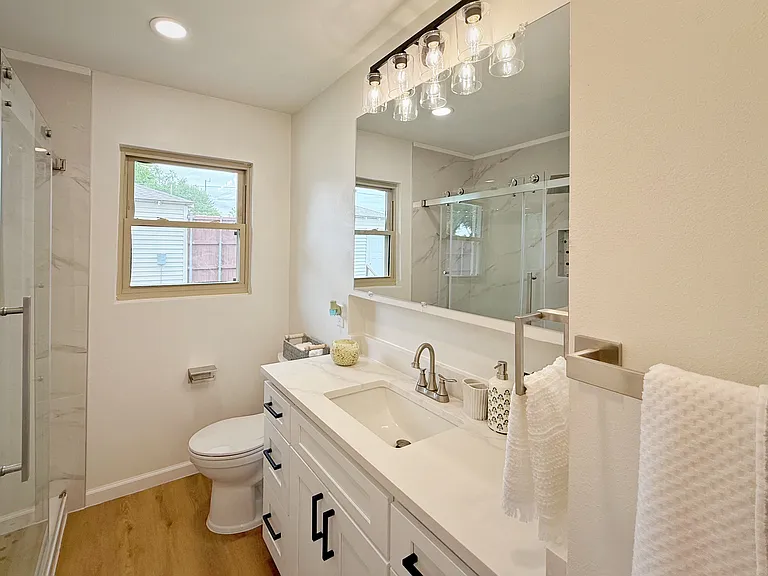 700 Dumont Dr — Photo 2