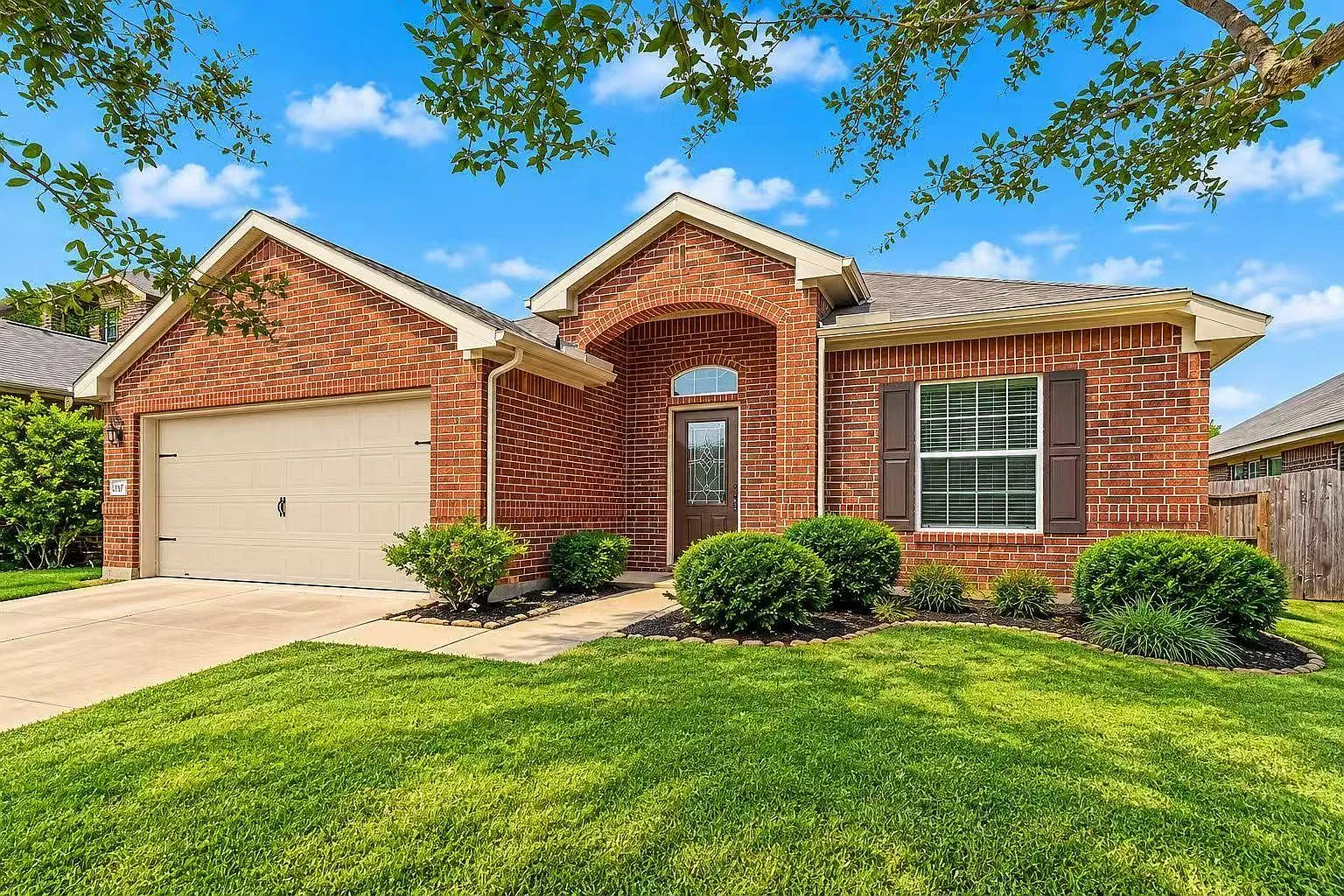 3 bed, 2.0 bath, 1686 sqft, $2,095 — Photo 2
