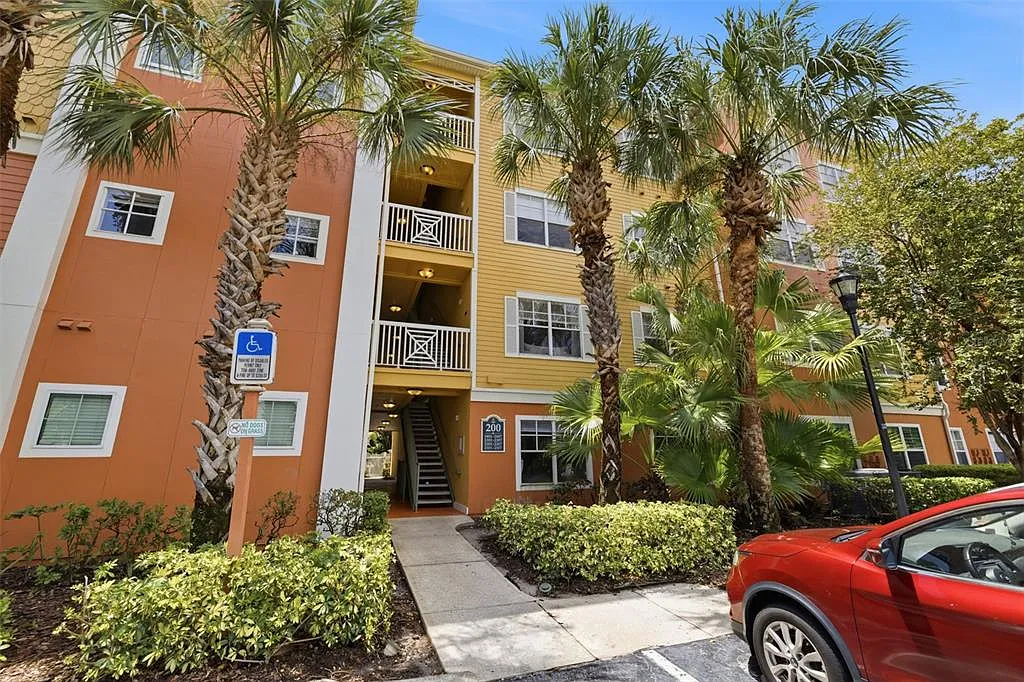 1 bed, 1.0 bath, 867 sqft, $1,595 — Photo 1