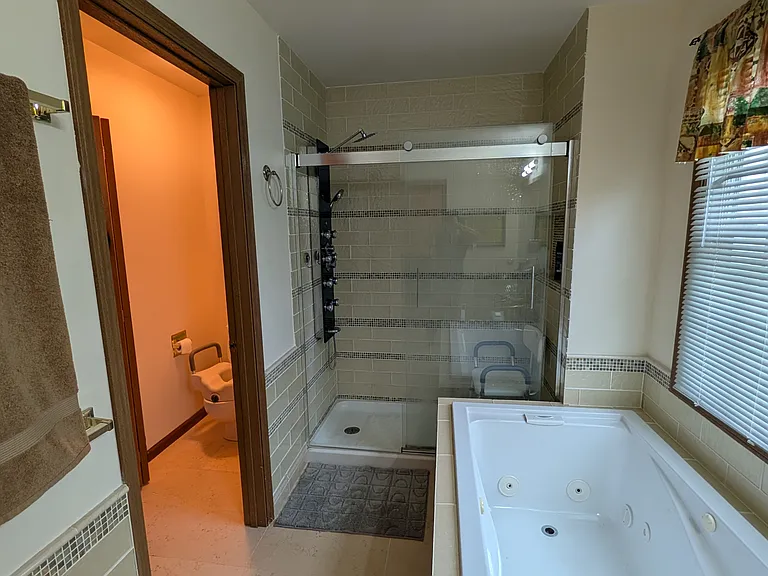 410 Orleans Ave — Photo 25