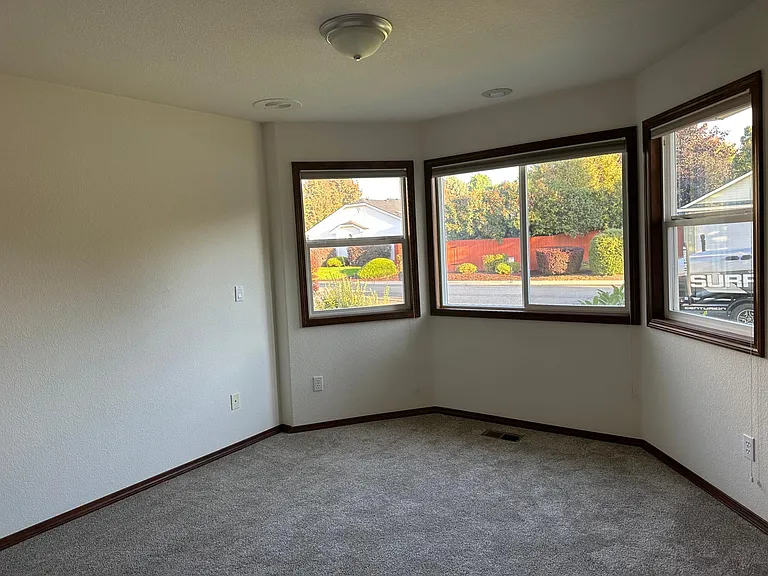 1515 E Trevino St — Photo 7