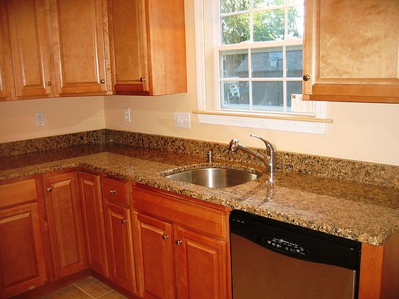 4th image of 427 Groveland St