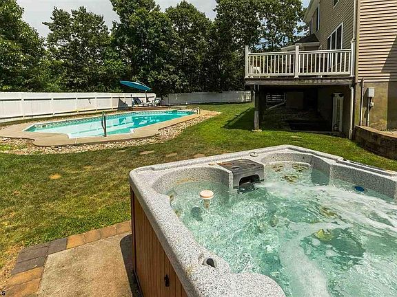 4th image of 12 Locust Hill Ct