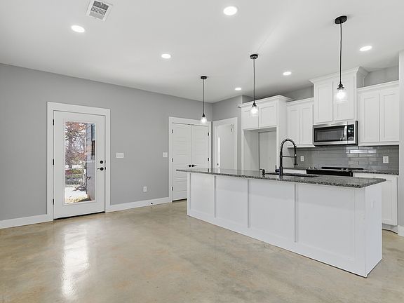 3rd image of 1004 W Hanna St