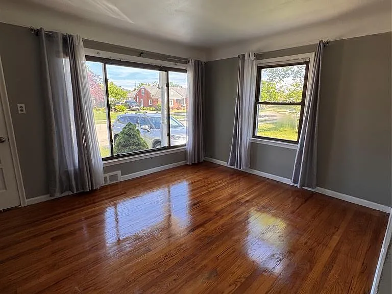 28025 Joan St — Photo 4
