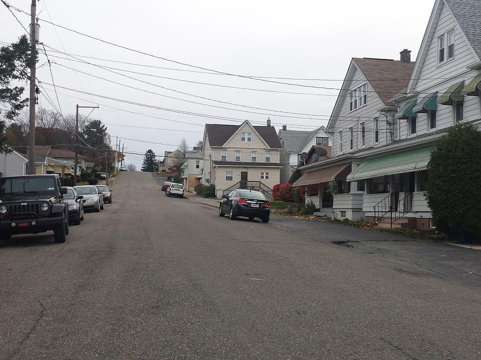 2nd image of 695 Roosevelt St