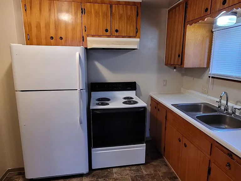 221 N Holly St — Photo 7