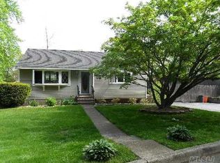 97 Washington Dr, Kings Park, NY 11754