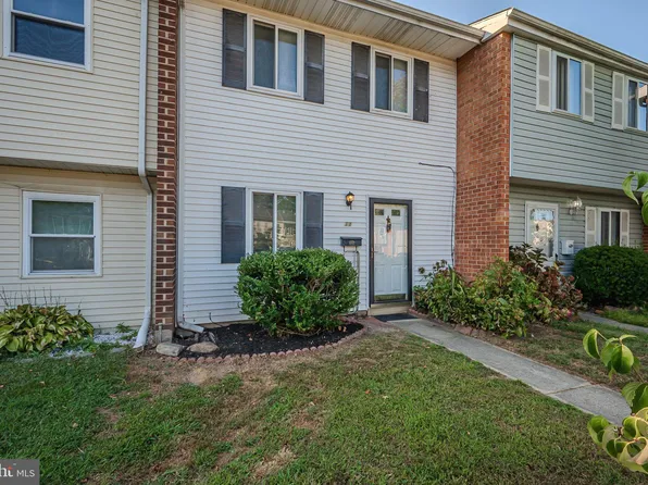 11 Sailboat Cir, Newark, DE 19702