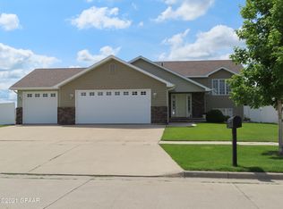 2001 Star Ave S, Grand Forks, ND 58201
