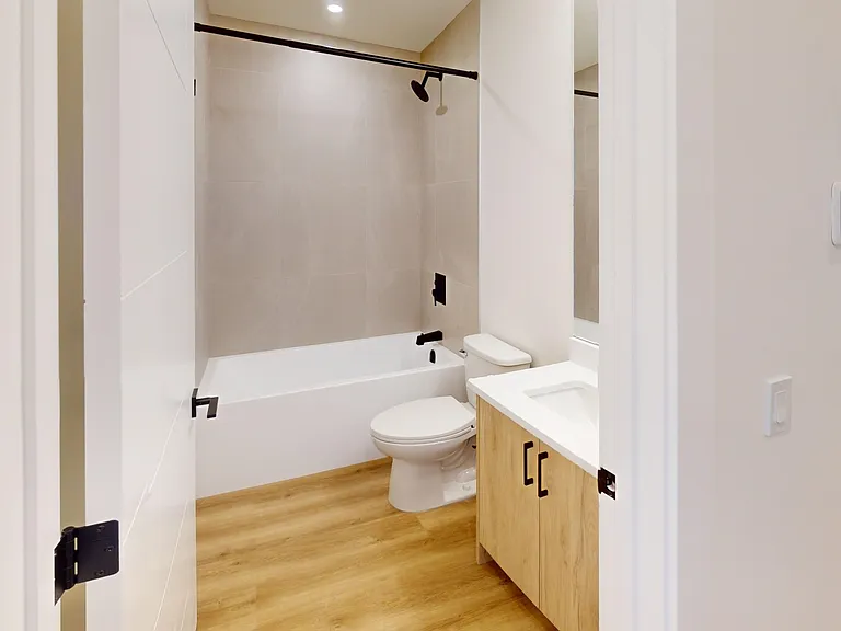 3555R 21st Ave SW — Photo 3