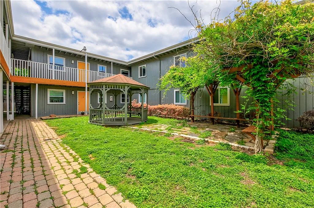 2 bed, 770 sqft, $1,195 — Photo 1