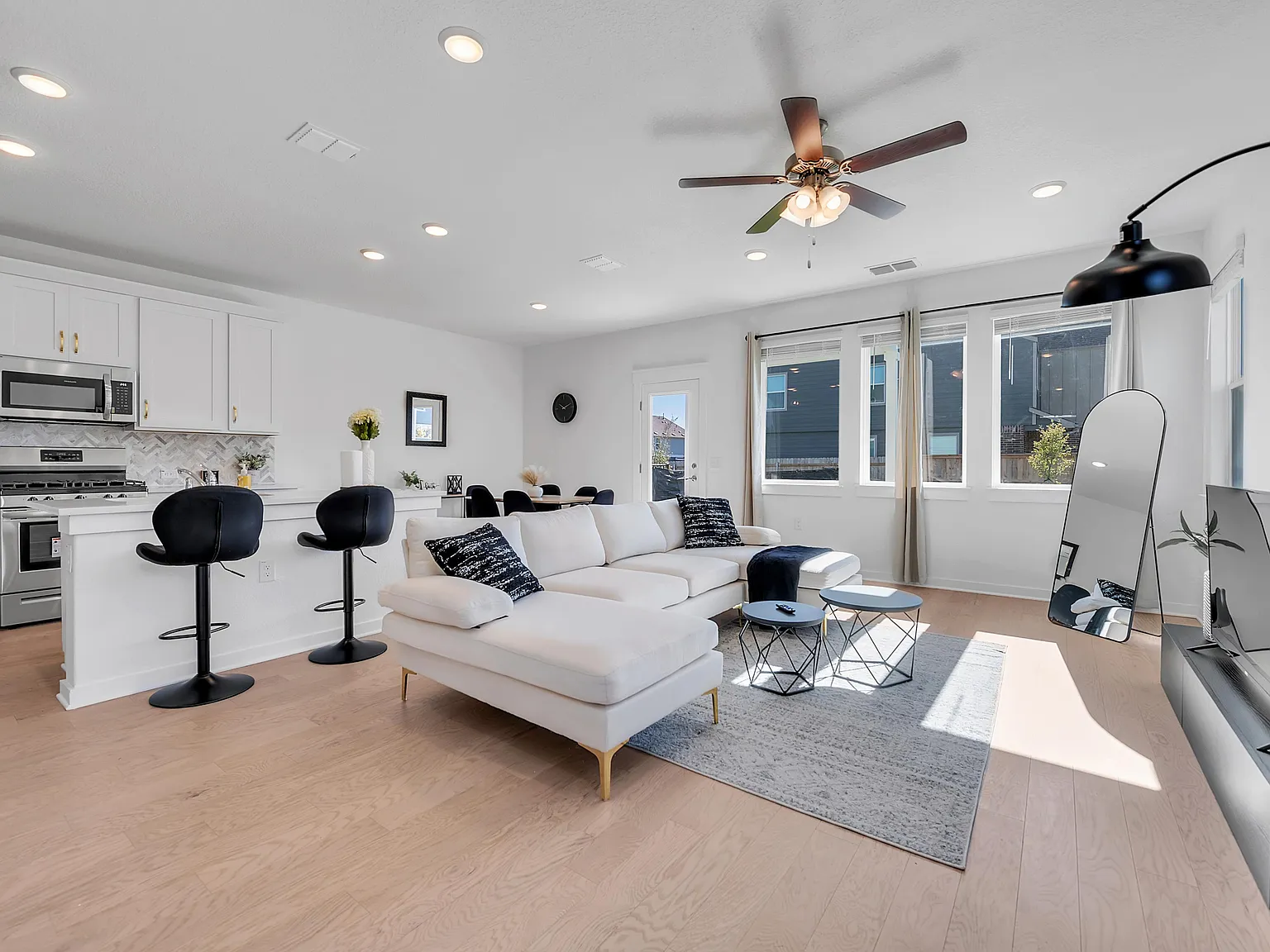 2 bed, 1.5 bath, 1765 sqft, $1,139 — Photo 2