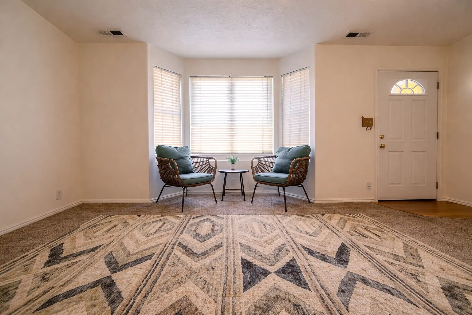 4 bed, 2377 sqft, $2,450 — Photo 2