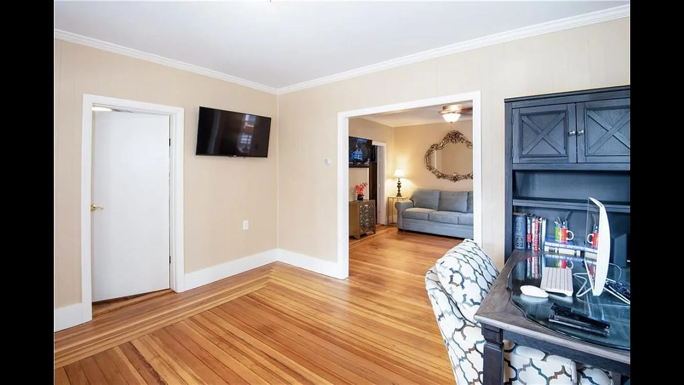 27 Peckham Ave — Photo 4
