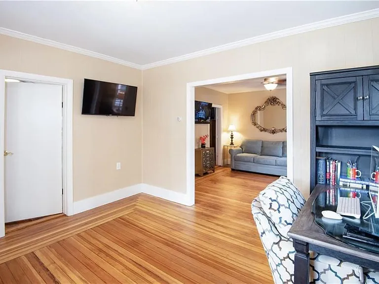 27 Peckham Ave — Photo 4