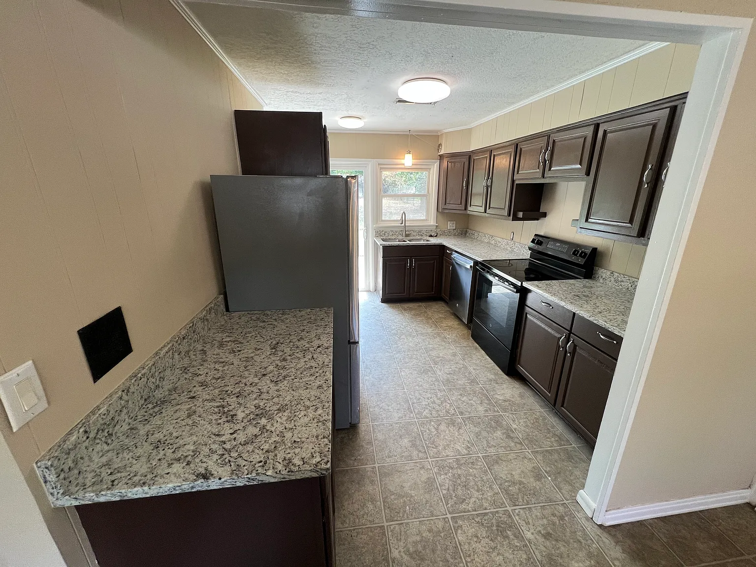 4 bed, 1588 sqft, $2,400 — Photo 3