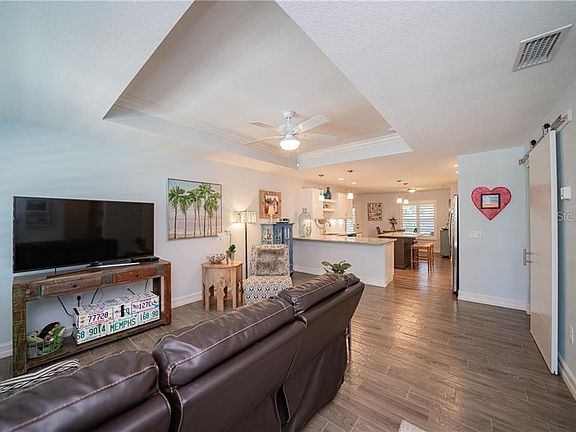 5th image of 405 E Henry St