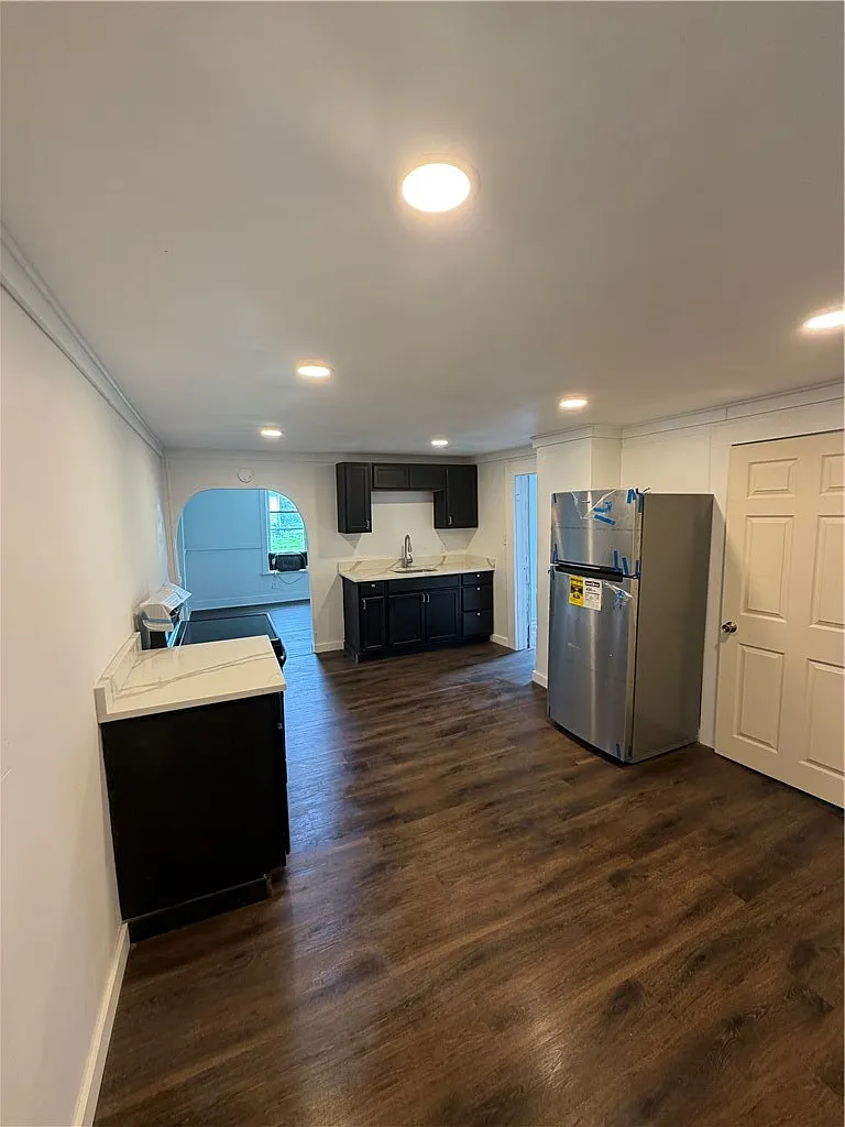 3 bed, 1.0 bath, 2528 sqft, $1,500 — Photo 2