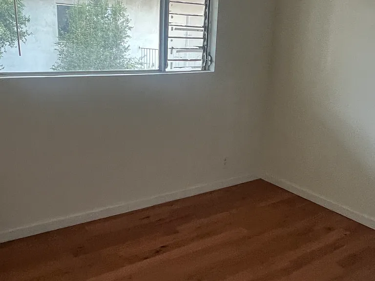 1427 N Martel Ave #6 — Photo 8