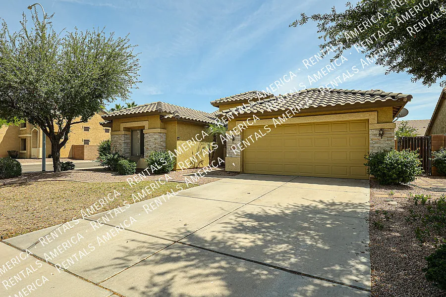 Move in Ready 4 Bedroom House W/ a Pool! — Photo 2