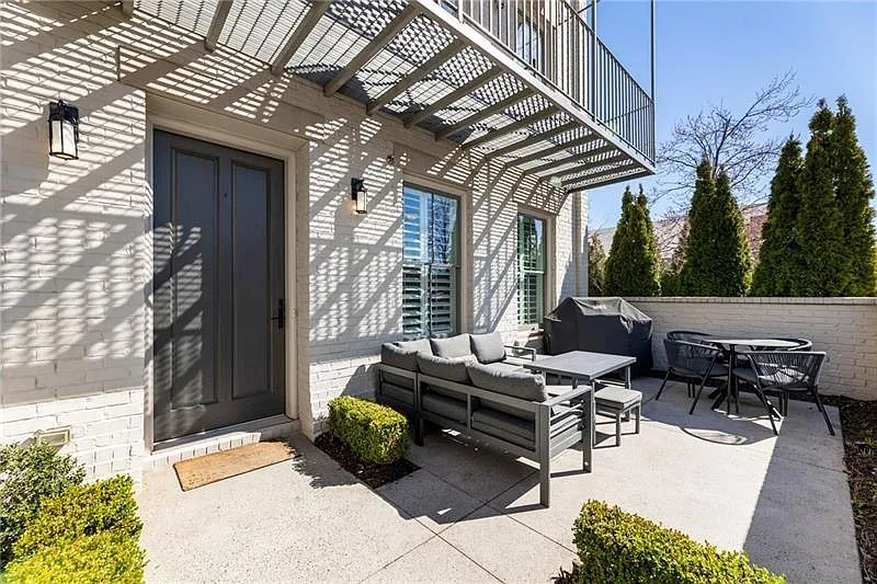 4 bed, 3.5 bath, 2200 sqft, $9,800 — Photo 1