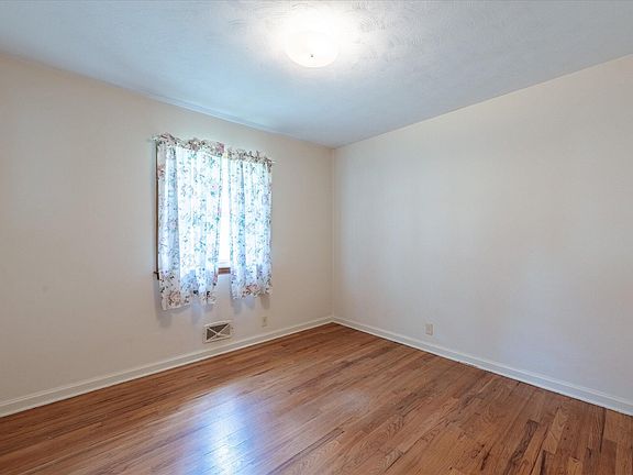 2nd image of 8342 Parker Ct
