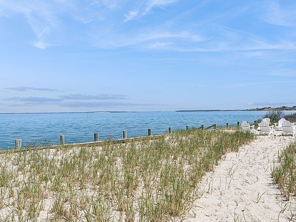 2nd image of 14 Peconic Cres