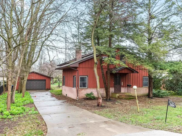 2009 Castle Ave, Bloomington, IL 61701