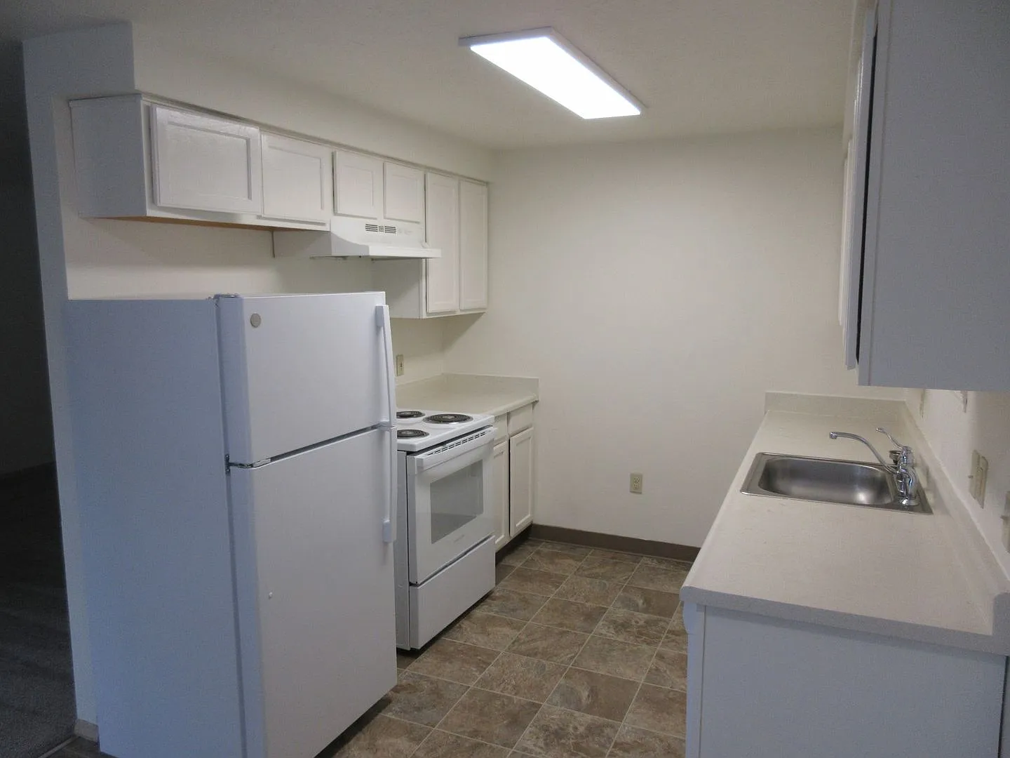 Large Three Bedroom Apartment in West Salem — Photo 2